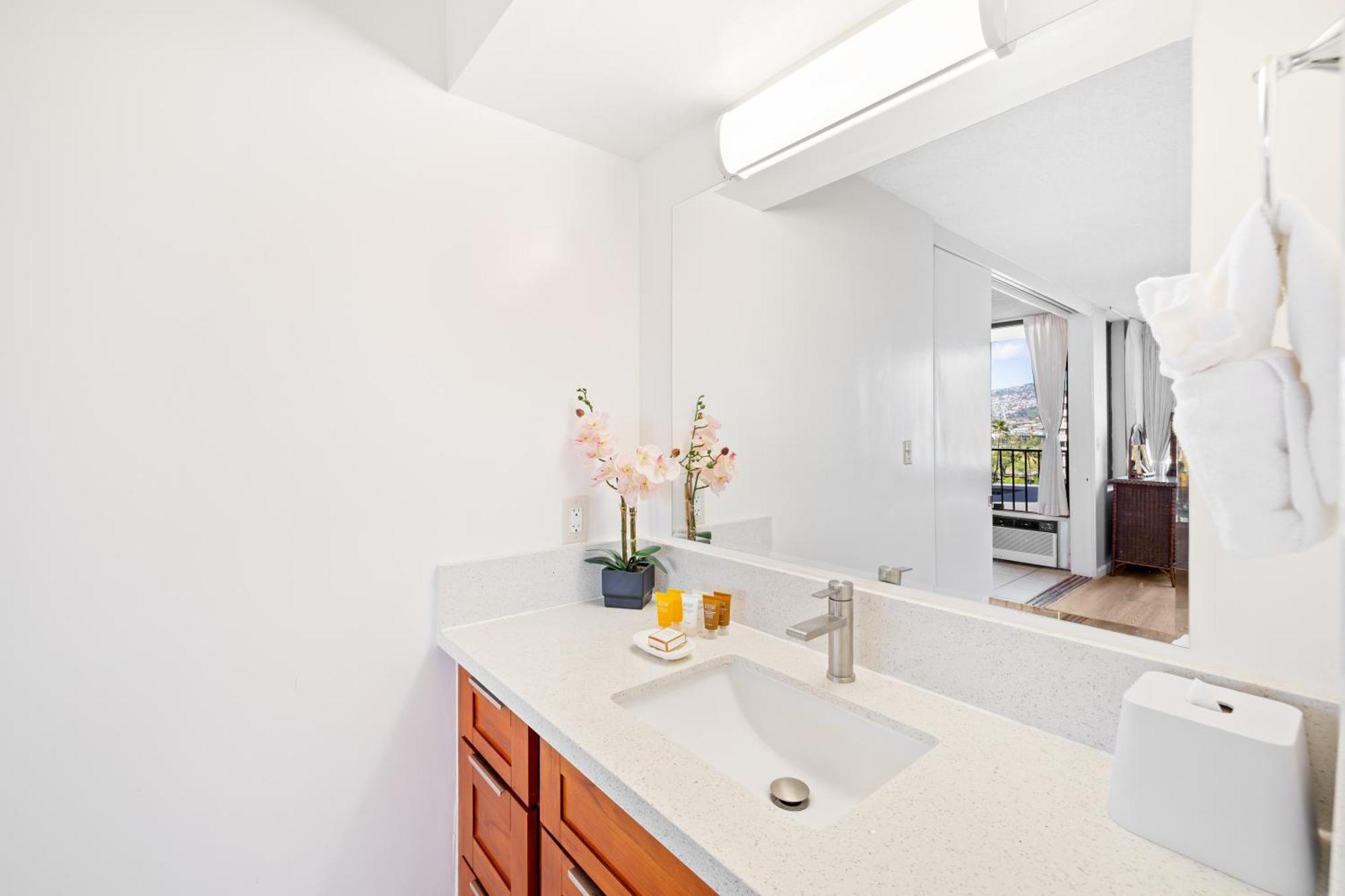 Cozy Waikiki Getaway, Stroll To Beach With Free Parking Гонолулу Екстер'єр фото